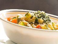 Френска зеленчукова супа с паста орзо (арпа фиде) и босилеково песто с пармезан